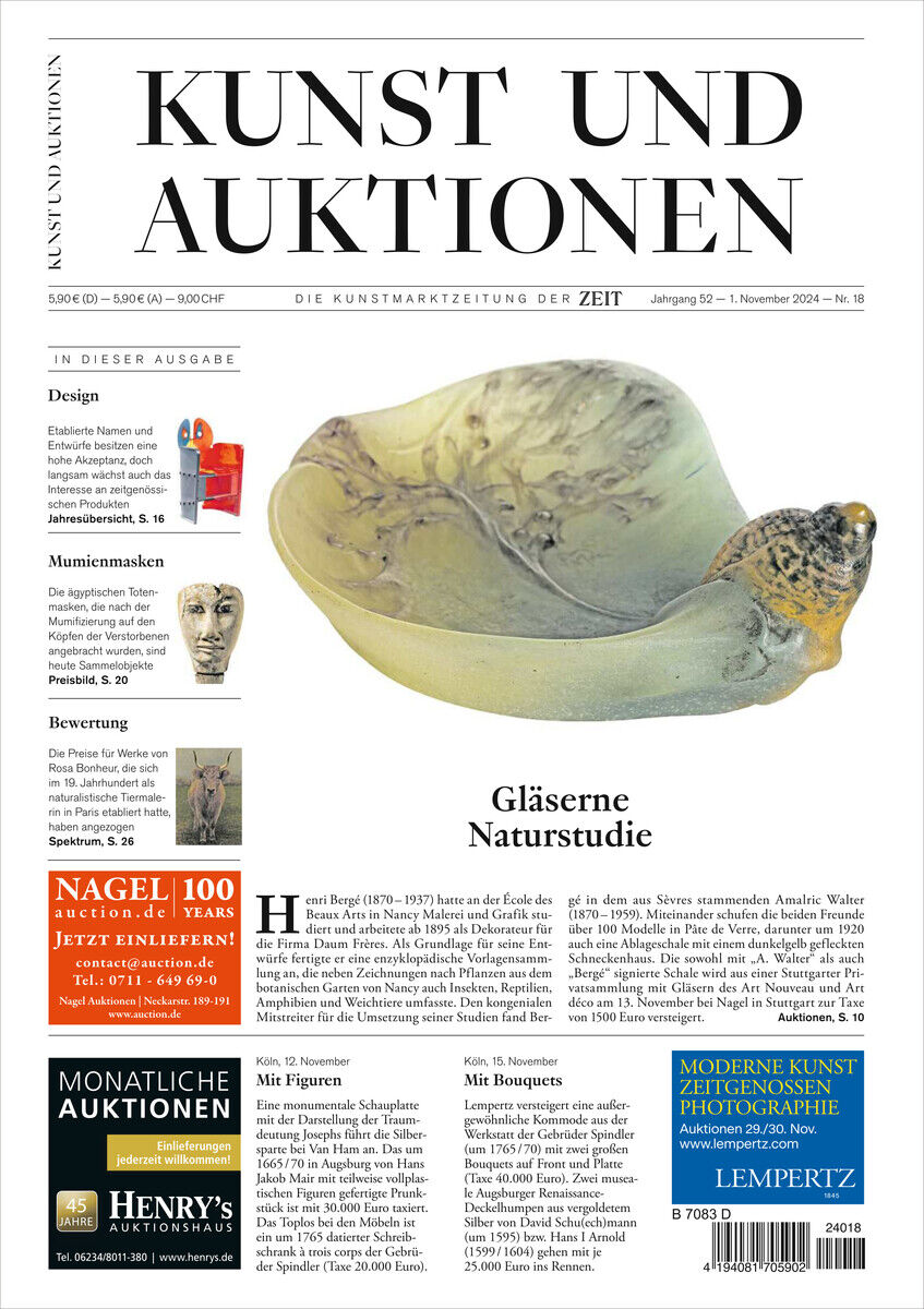 Titelseite einer Zeitschrift namens 'KUNST UND AUKTIONEN', die sich mit Kunst, Auktionen und Designthemen befasst. Enthält eine größere Darstellung einer gläsernen Skulptur und verschiedene Schlagzeilen zu Kunst und Kultur.