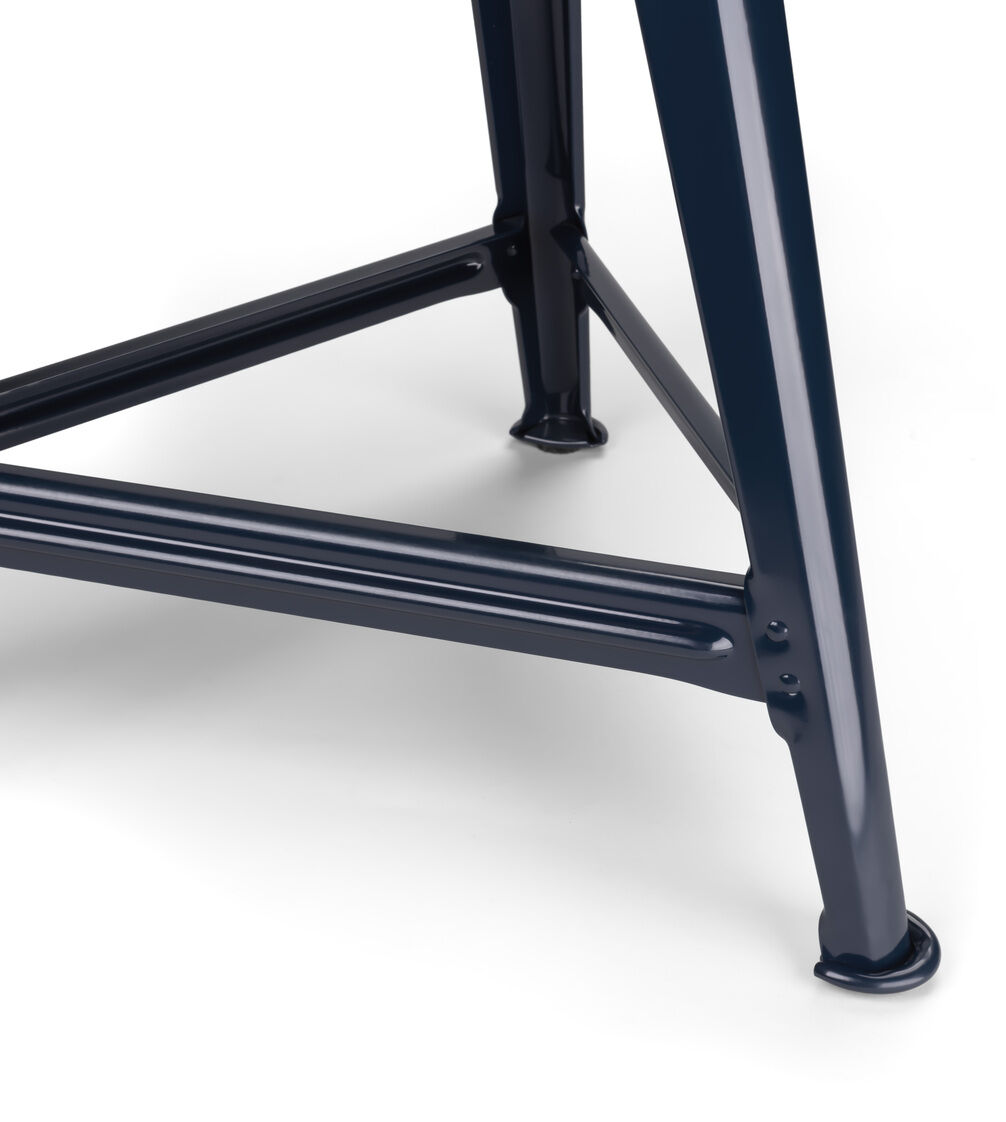 Der ZEIT-Sonderedition Rowac-Schemel in der Farbe »Blue Moon« ist ein hochwertiger Hocker im Industriedesign. Er zeigt einen stabilen Rahmen mit dunklem, metallischem Glanz und ist für verschiedene Einsatzorte geeignet, wie Wohnzimmer, Küche, Büro und Werkstatt.