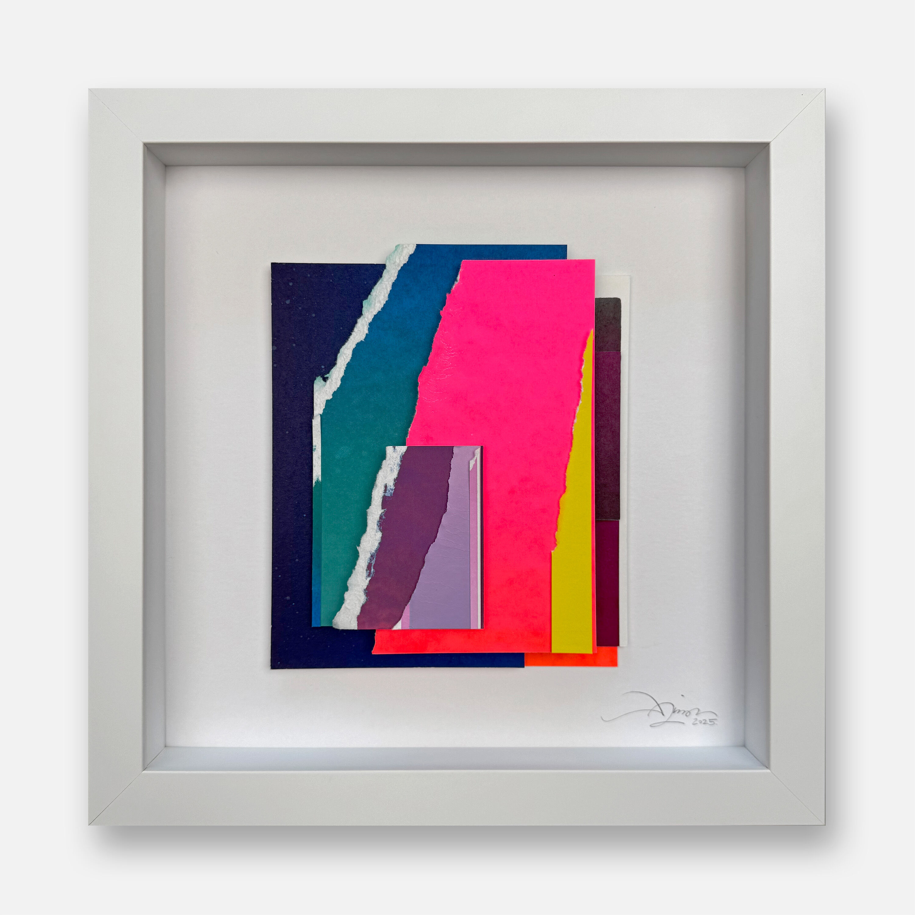 Quadratisches Kunstwerk in weißem Rahmen. Die Collage zeigt übereinandergelegte, farbige Papierstreifen mit teils gezackten, abgerissenen Kanten in leuchtenden Farben wie Blau, Pink, Violett, Gelb und Schwarz. Die Anordnung erzeugt einen abstrakten, modernen und räumlichen Eindruck.