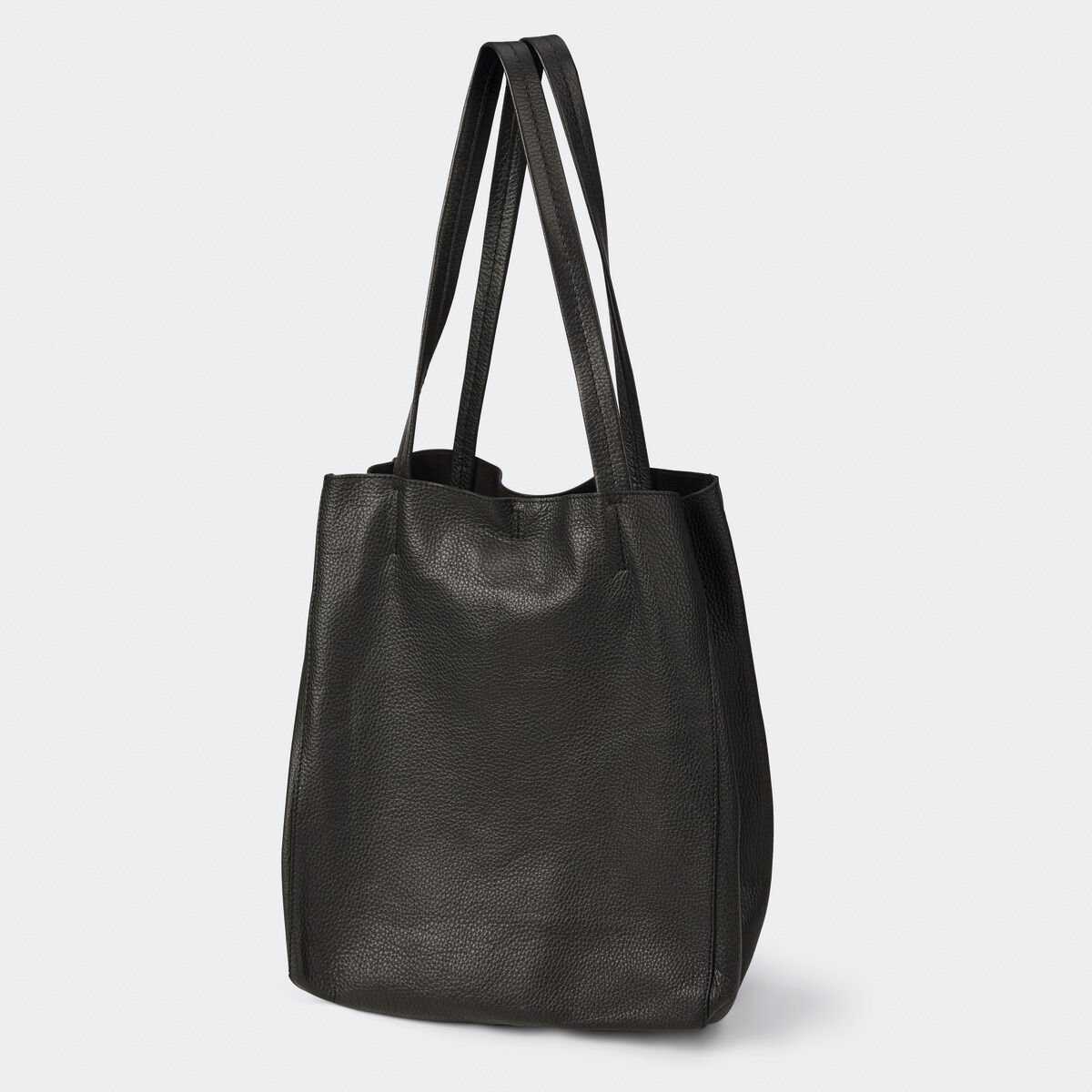 Große, schlichte Tasche aus schwarzbraunem, leicht glänzendem Rindsleder mit zwei langen Henkeln. Die ZEIT-Tasche »Cep« von Guerer & Guerer wirkt hochwertig und minimalistisch, steht frei und zeigt keine sichtbaren Nähte oder Verzierungen, perfekt für den stilvollen Alltag.