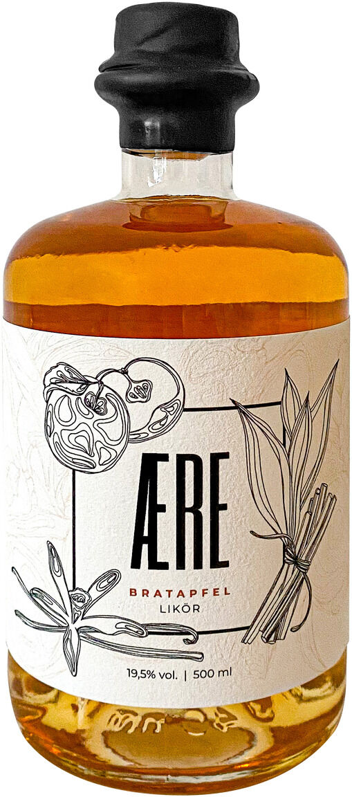 500 ml Flasche Aere Bratapfellikör mit Etikett. Die Flasche ist transparent und der Likör hat eine goldbraune Farbe. Das Etikett zeigt Zeichnungen von Äpfeln und Zimtstangen.