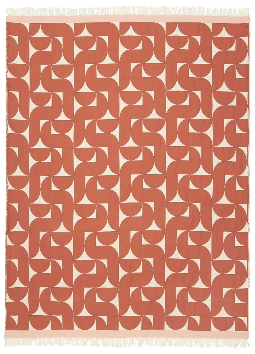 Baumwolldecke Stockholm mit geometrischem Muster in Rot und Weiß. Die Decke zeigt sich in einem modernen Design und eignet sich als stilvolles Wohnaccessoire.