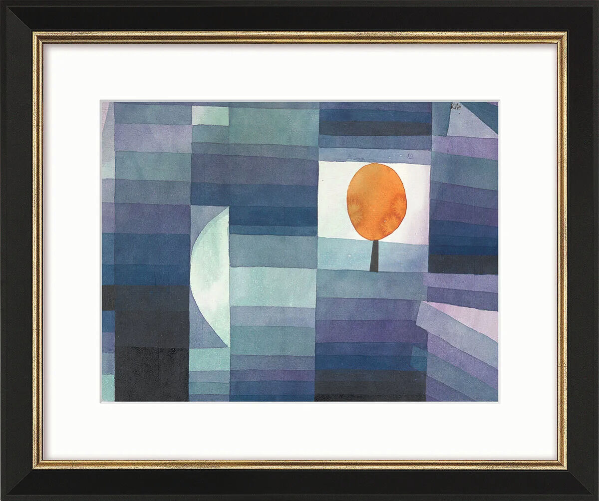 Gerahmtes Kunstwerk von Paul Klee aus dem Jahr 1922 mit dem Titel 'Der Bote des Herbstes', das in abstrakter, geometrischer Form einen orangefarbenen Baum vor einem Hintergrund in Blau- und Grüntönen darstellt. Das Bild wirkt modern und expressionistisch.