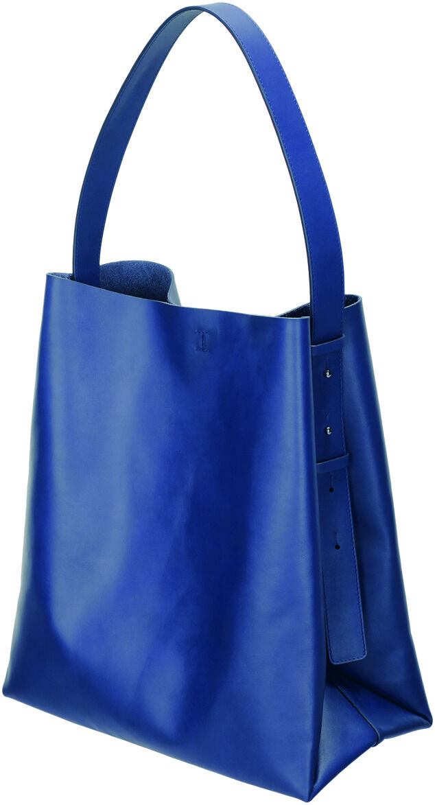 Eine stilvolle, blaue Lederhandtasche mit breitem Gurt, geeignet für modebewusste Frauen.