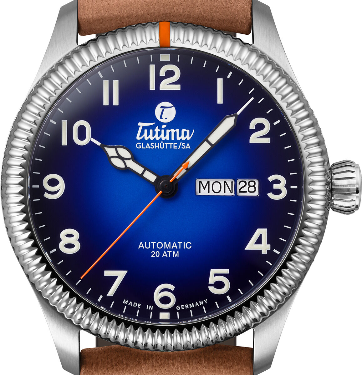 Die Uhr »Grand Flieger Classic Automatic« von Tutima Glashütte ist eine exklusive Fliegeruhr mit tiefblauem Dégradé-Zifferblatt, großen arabischen Ziffern, Super-LumiNova Zeigern, orangefarbener Zentralsekunde, Edelstahlgehäuse, braunem Lederarmband und Sichtfenster für Datum und Wochentag.