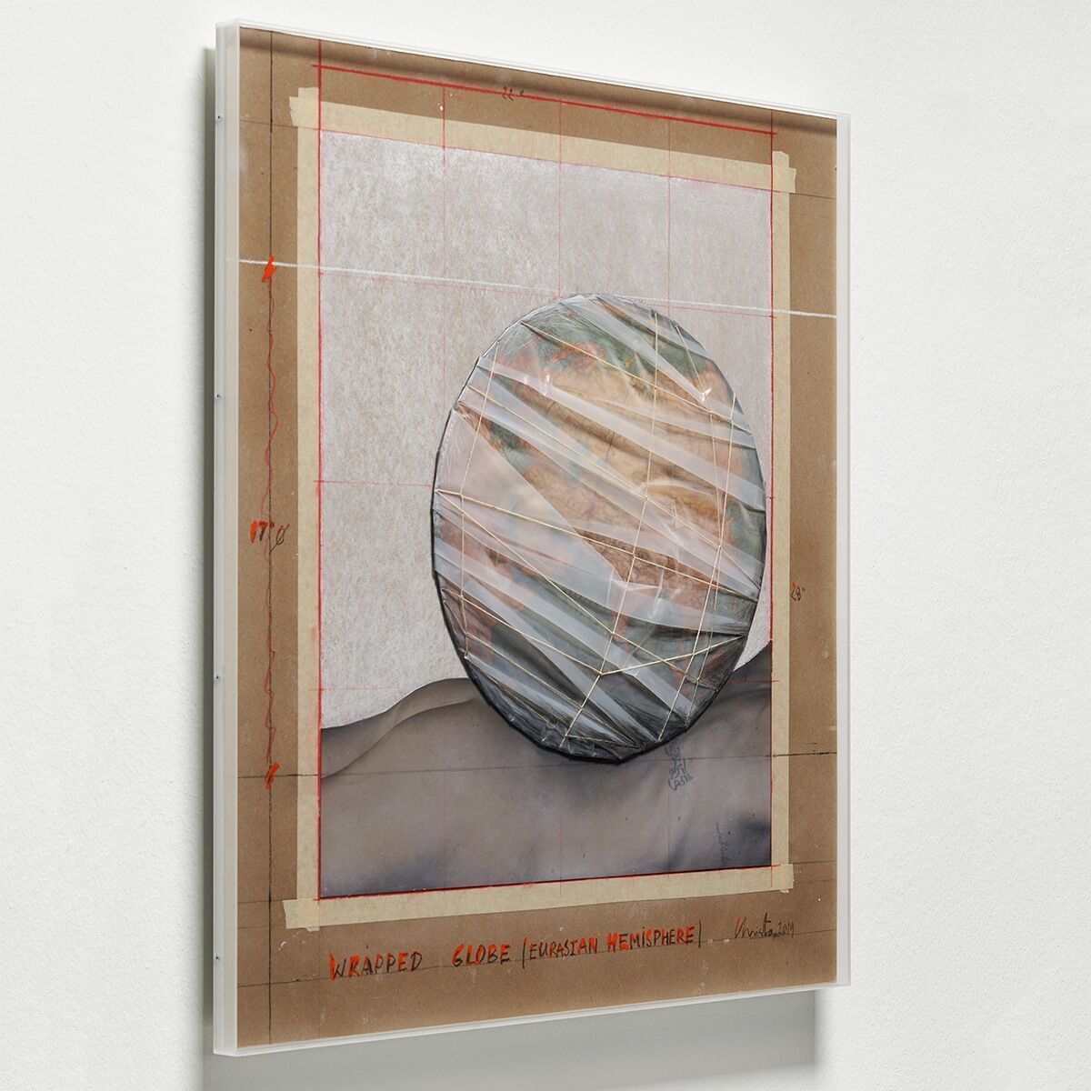 Ein gerahmter Kunstdruck von Christos 'Wrapped Globe, limitierte Edition'. Der Druck zeigt eine abstrakte Darstellung eines eingepackten Globus, umgeben von beigen und grauen Tönen mit roten Markierungen.