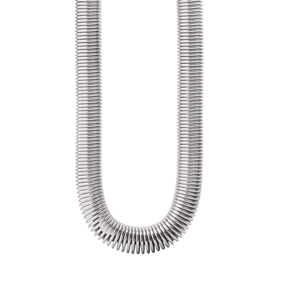 Detailansicht eines silberfarbenen Ohrrings aus Edelstahl der Marke la molla. Der Ohrring besteht aus vielen feinen, eng gewickelten Spiralelementen, die eine flexible Kettenstruktur ergeben. Das Schmuckstück wirkt modern, minimalistisch und elegant.