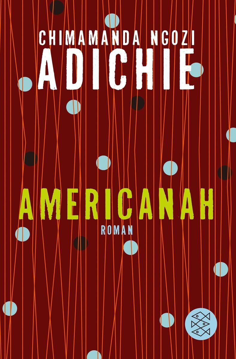 Das Buchcover des Romans 'Americanah' von Chimamanda Ngozi Adichie zeigt einen roten Hintergrund mit weißen, grünen, schwarzen und blauen Punkten sowie orange Linien. Der Titel und der Name der Autorin sind in weißen und grünen Buchstaben geschrieben.