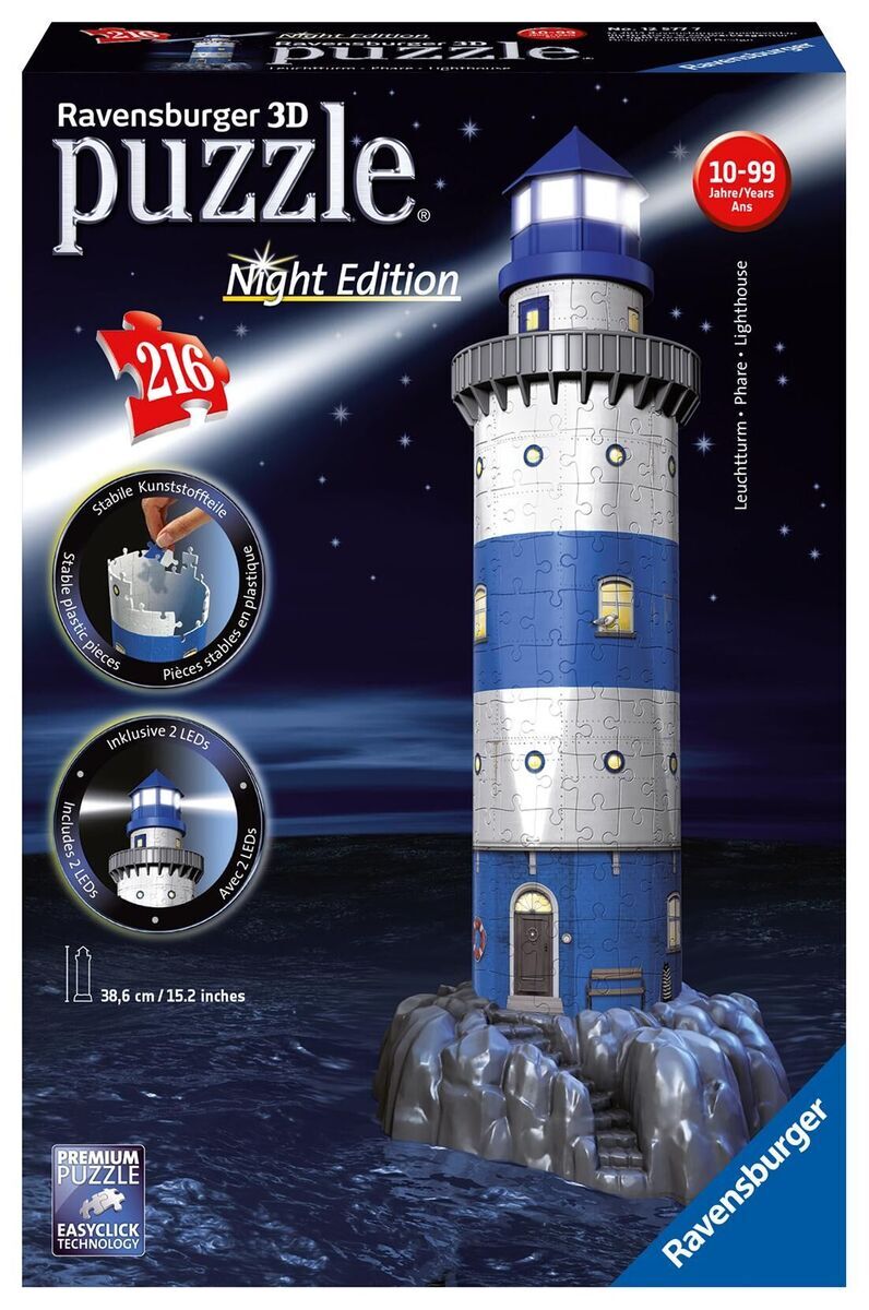 Leuchtturm bei Nacht. 3D-Puzzle mit 216 Teilen von Ravensburger, zeigt einen beleuchteten Leuchtturm vor einem nächtlichen Ozean. Empfohlen für Personen im Alter von 10-99 Jahren.