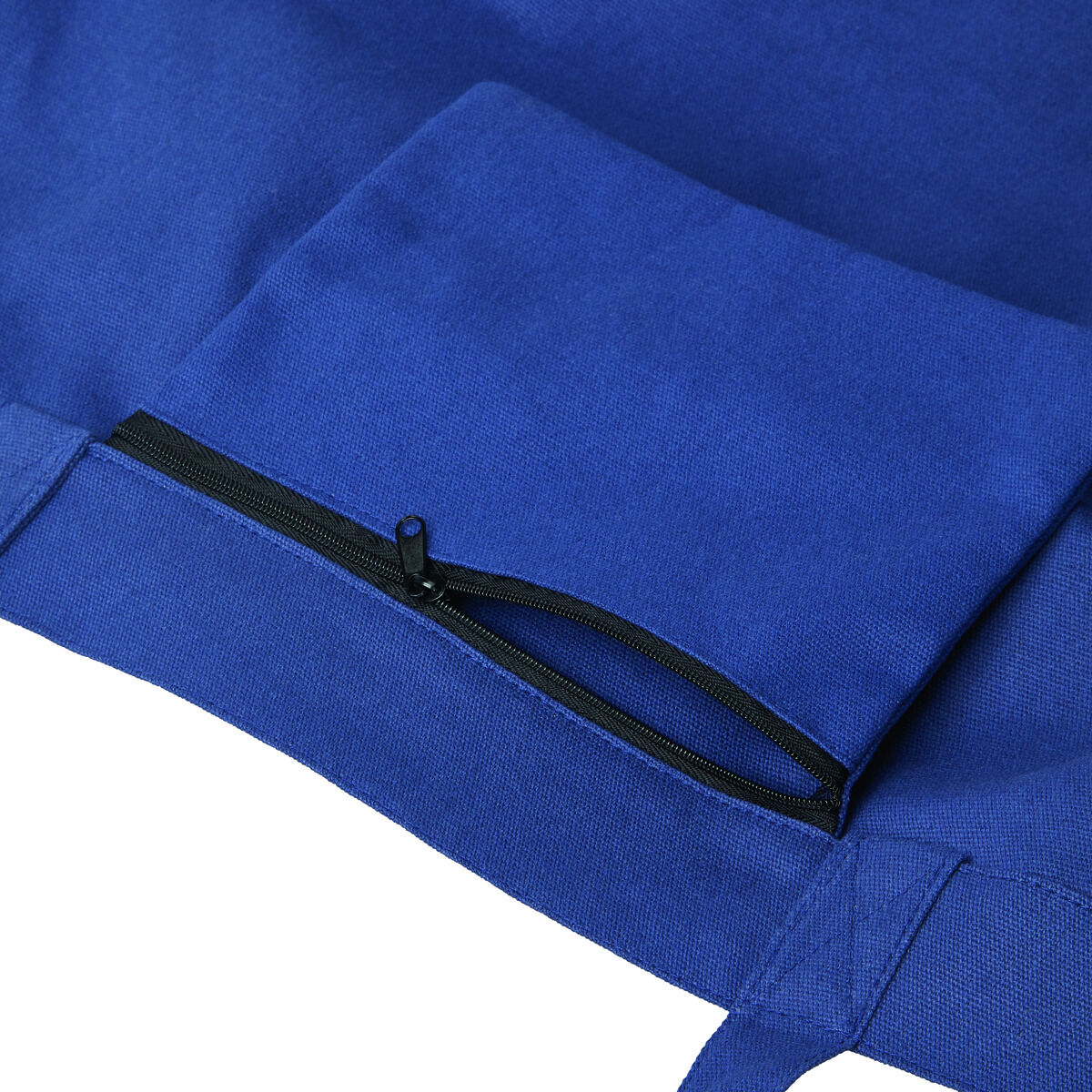 Eine hochwertige Canvas-Tasche in kräftigem Blau mit orangefarbenen Akzenten. Die Tasche ist mit einem Reißverschlussfach ausgestattet.