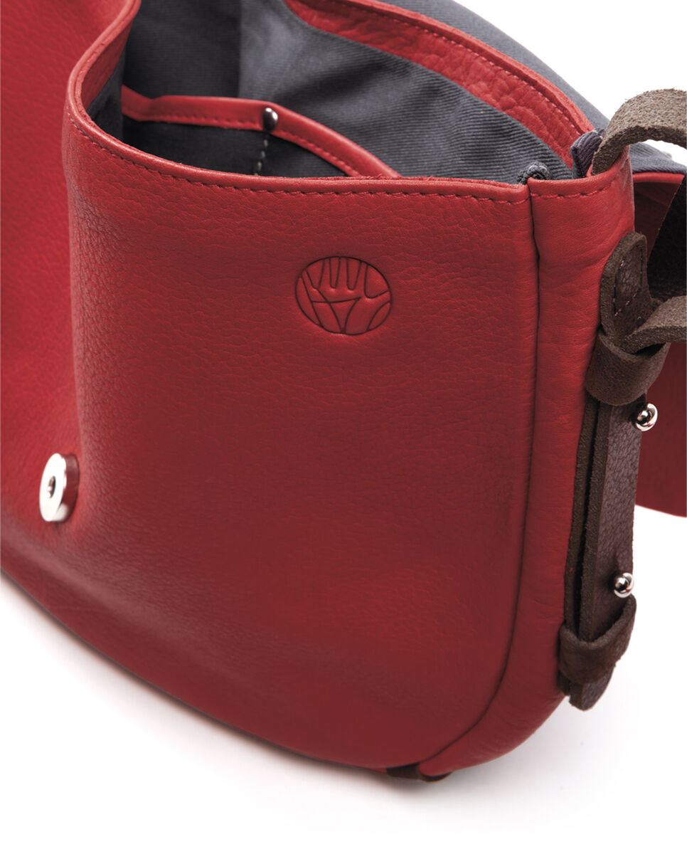 Rote Schultertasche »Slingbag M« aus Leder mit braunen und grauen Details, praktische Außentasche mit Druckknopf.