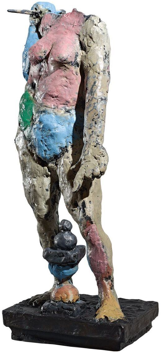 Eine abstrakte Skulptur des Künstlers Markus Lüpertz mit dem Titel »Hōra«. Die Skulptur zeigt eine teilweise farbige menschliche Figur in einer Stehpose mit dominierenden Farben Blau, Rosa, Grün, Schwarz und Beige auf einem dunklen Sockel.