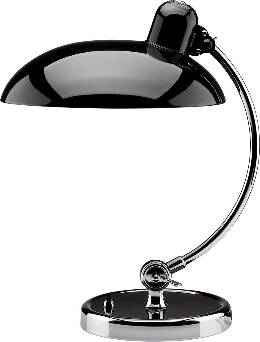 Die Leuchte »Kaiser Idell« ist eine klassische Tischlampe im Retro-Design aus schwarzem Metall mit chromfarbenen Akzenten. Sie hat einen geschwungenen Arm und einen runden Sockel, ideal für Arbeitsplätze und dekorative Zwecke.