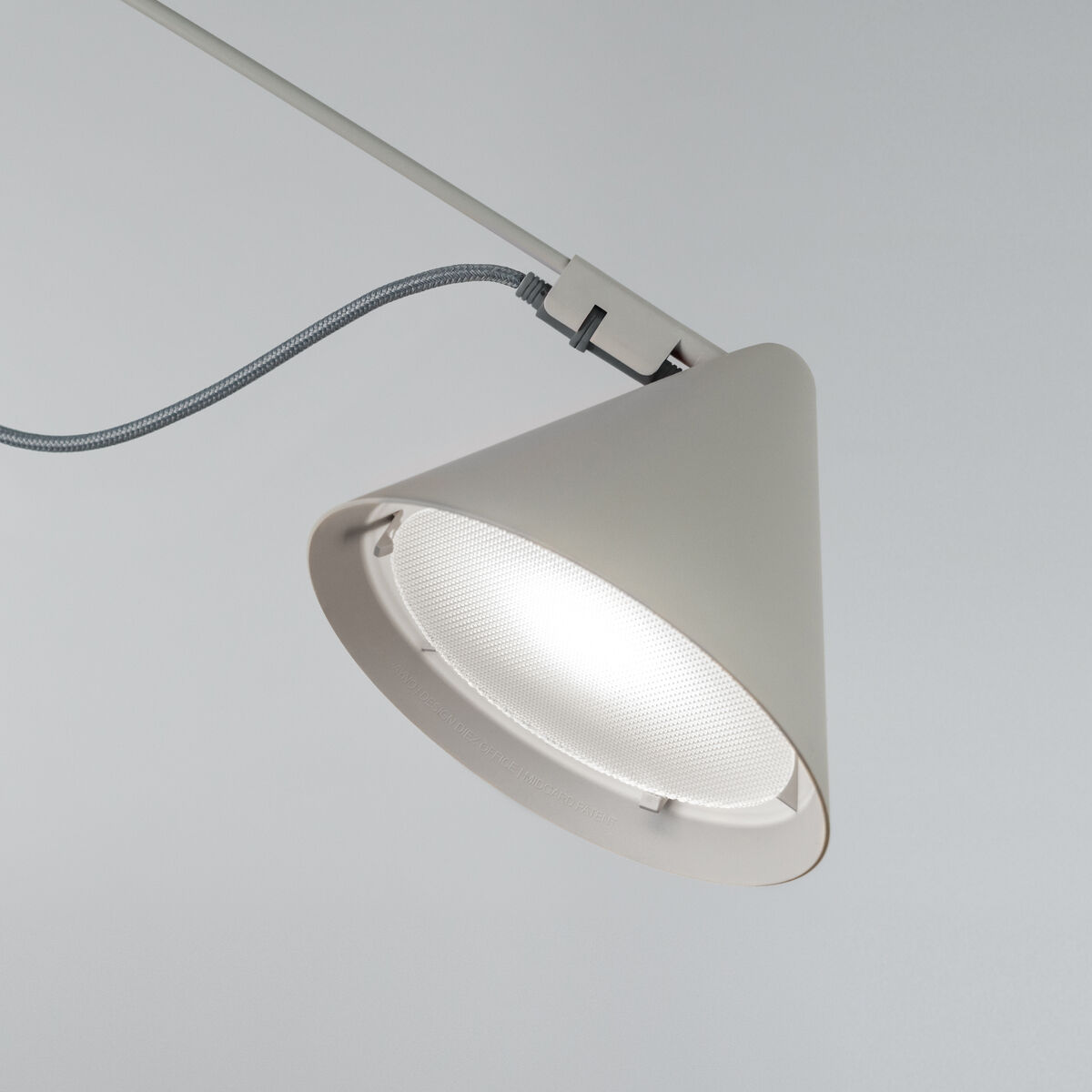Nahaufnahme einer modernen, weißen Tischlampe »AYNO« Silk mit minimalistischem Design und energiesparender Beleuchtung.
