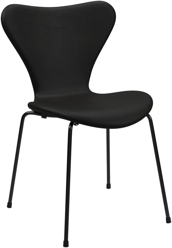 Schwarzer Esstisch-Stuhl »3107« von Arne Jacobsen mit eleganter, geschwungener Rückenlehne und Metallbeinen.