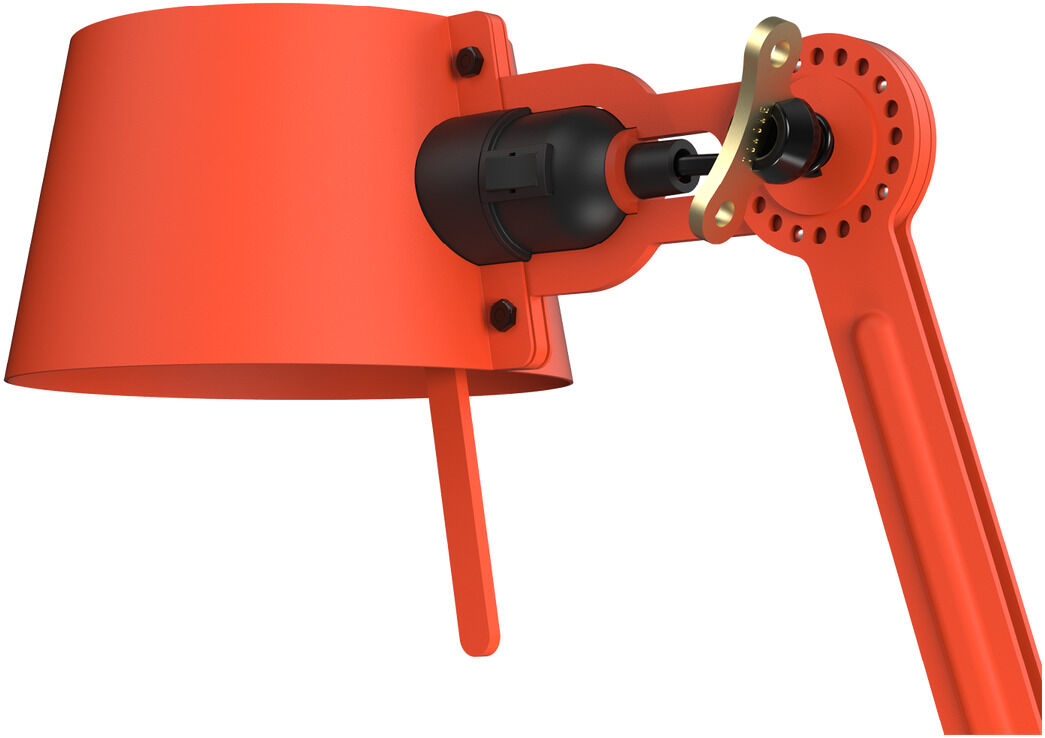 Detailaufnahme einer modernen Stehlampe namens „BOLD (2arm)“ mit orangefarbenem Schirm und Arm, sowie schwarzen und messingfarbenen akzenten. Die Lampe hat ein minimalistisches und industrielles Design.
