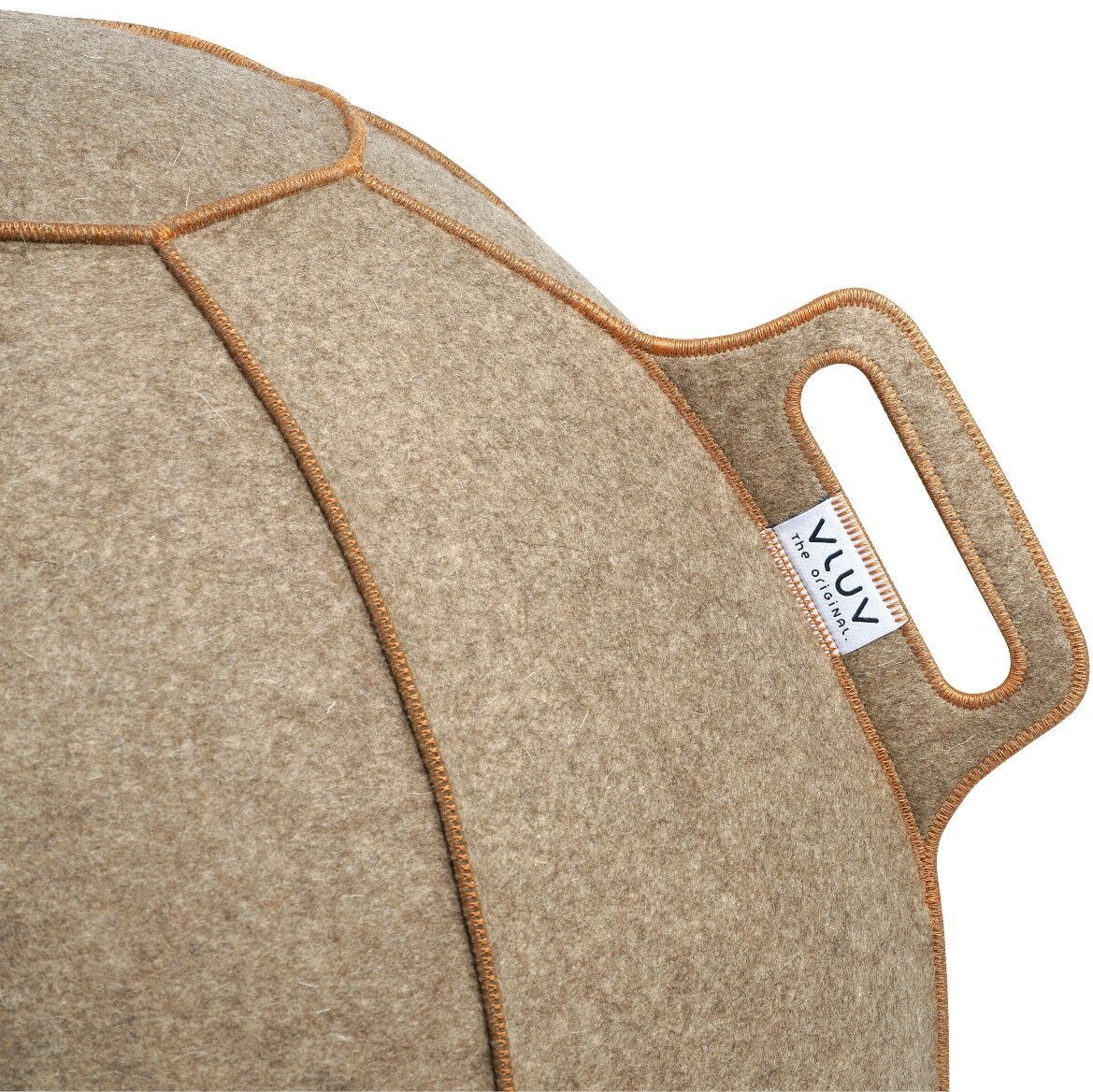 Ein ergonomischer Sitzball der Marke Vluv Velt in Beige und Braun mit orangen Nähten. Der Ball hat einen Griff an der Seite für einfachen Transport.