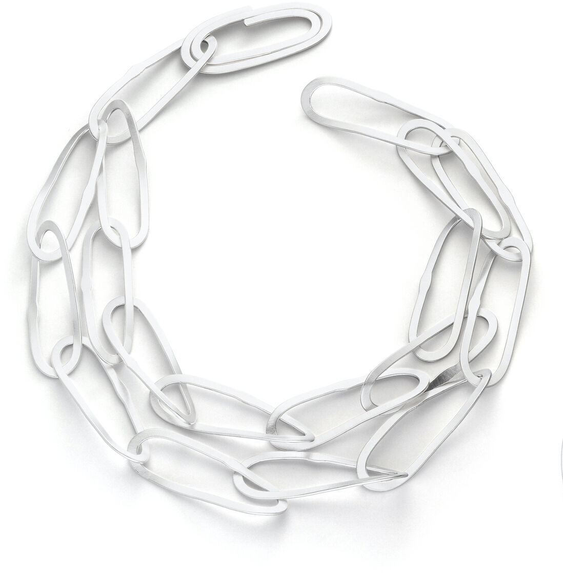 Eine elegante Halskette aus Silber mit wellenförmigen Design, gefertigt aus größeren und kleineren, miteinander verbundenen Gliedern. Die Kette glänzt und hat ein modernes, minimalistisches Aussehen.
