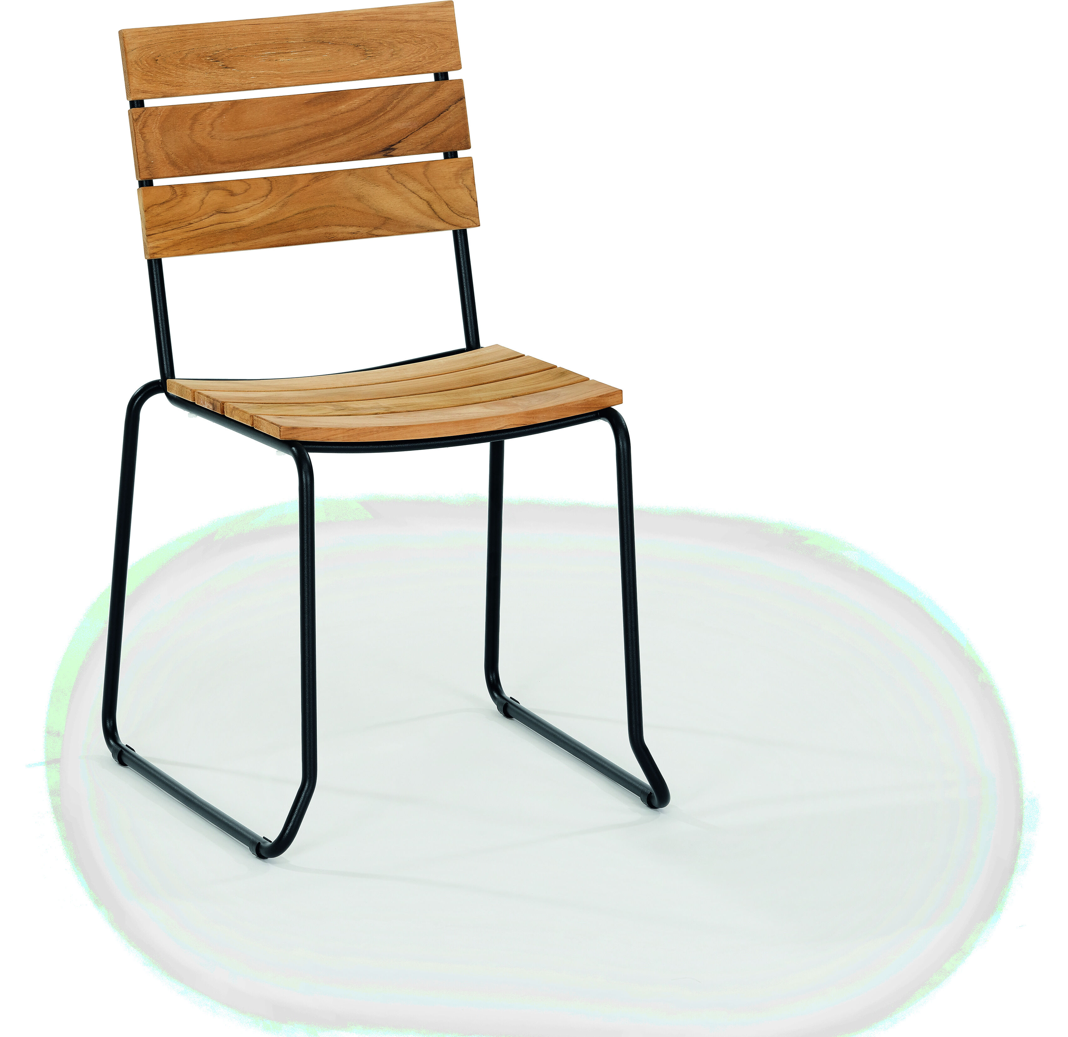 Stuhl aus Teakholz mit Metallrahmen. Der Stuhl hat eine einfache, moderne Bauweise und ist ideal für den Einsatz im Außenbereich wie Balkon, Terrasse oder Garten.