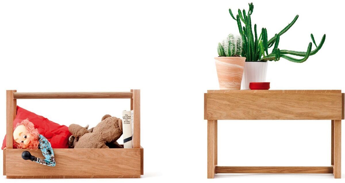 Eine Werkzeugbank aus Eichenholz. Links befindet sich ein offenes Fach mit Kuscheltieren, rechts ist die Bank als Pflanzenständer mit verschiedenen Pflanzen dekoriert.