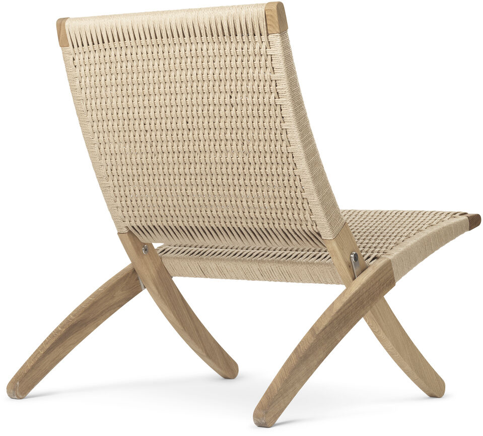 »MG501 Cuba Chair«, ein geflochtener Stuhl mit einer hellbraunen Teakholzstruktur und naturfarbenem Sitz, ideal für Wohnräume im modernen und minimalistischen Stil.