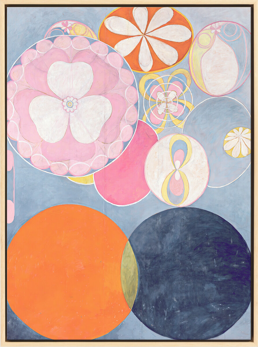 Abstrakte Malerei von Hilma af Klint aus dem Jahr 1907, präsentiert geometrische Formen und florale Muster in lebhaften Farben wie Blau, Orange, Lila, Pink, Weiß und Gelb.