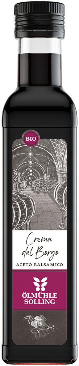 Eine elegante, kantige Glasflasche mit schwarzem Schraubverschluss. Die vordere Etikette zeigt „Crema del Borgo Aceto Balsamico“ sowie das Ölmühle Solling Logo. Sie ziert ein grafisches Motiv alter Weinfässer in gewölbtem Keller. Die Etikettenfarben sind Weiß, Pink und silberne Akzente.