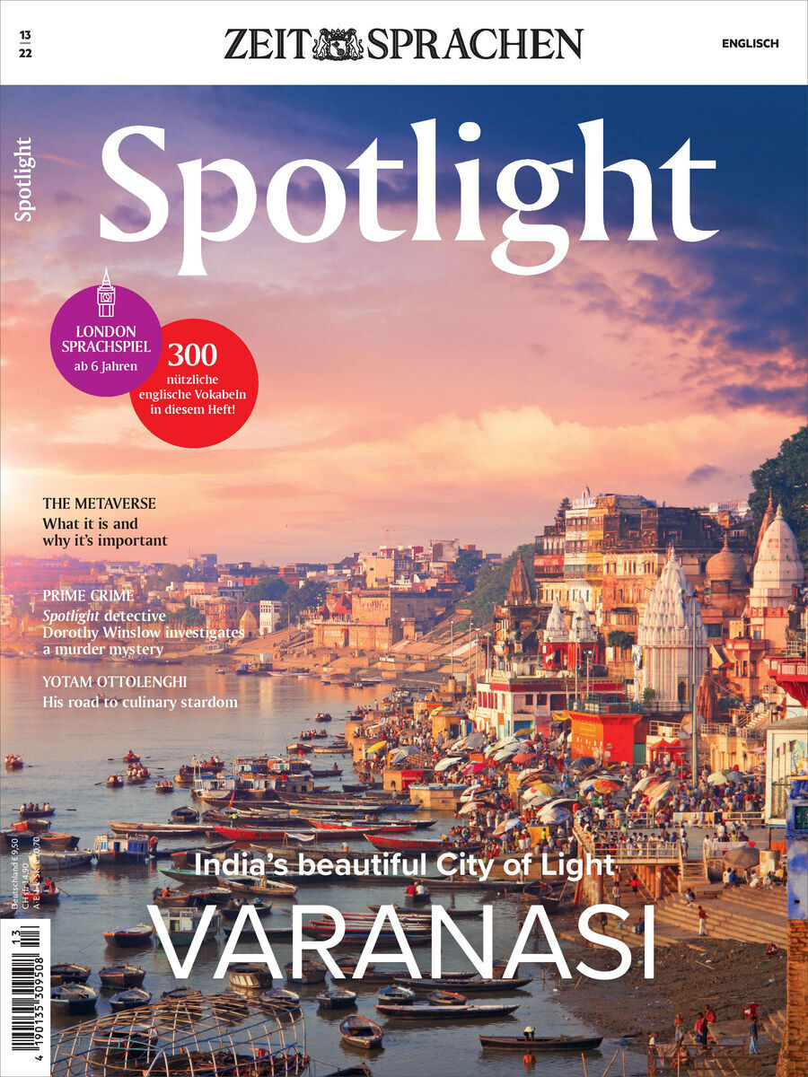 Cover der Zeitschrift Spotlight Heft 13/2022 mit dem Titel 'India's beautiful City of Light - Varanasi'. Das Bild zeigt die Stadt Varanasi in Indien, viele Boote auf einem Fluss, und Gebäude beleuchtet von der Abendsonne.