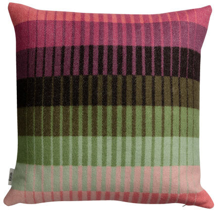 Quadratisches Kissen »ÅSMUND GRADIENT« mit buntem Streifenmuster in Pink, Lila, Braun, Grün und Schwarz, ideal als Dekoration für Wohnzimmer und Schlafzimmer.