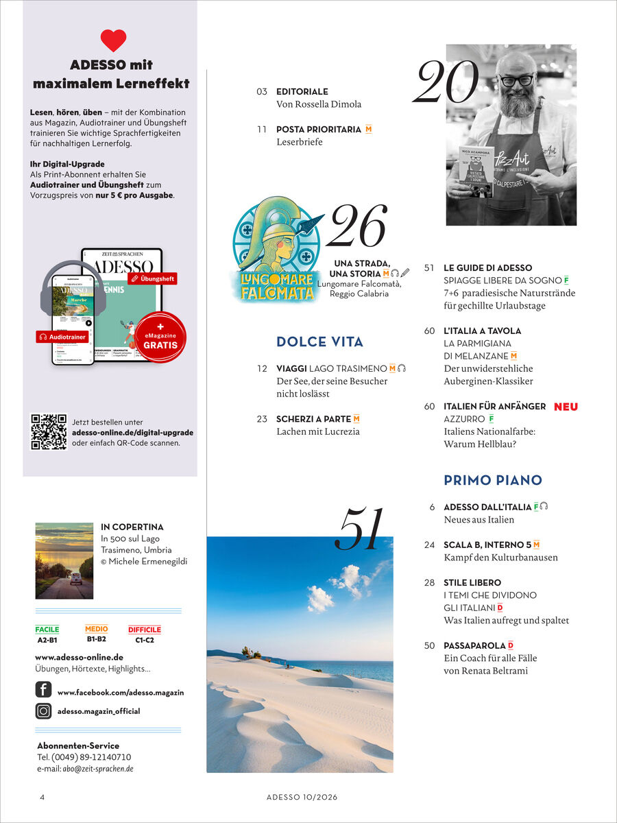 Inhaltsverzeichnis des Adesso Magazins 10/2026 von Spotlight Verlag, farblich gestaltet mit Akzenten in Blau, Gelb und Rot. Enthalten sind Themen wie Sicilia Siracusa, italienische Küche, Sprachübungen, ein Bild mit Sanddünen und ein Foto eines Mannes in Schwarzweiß.