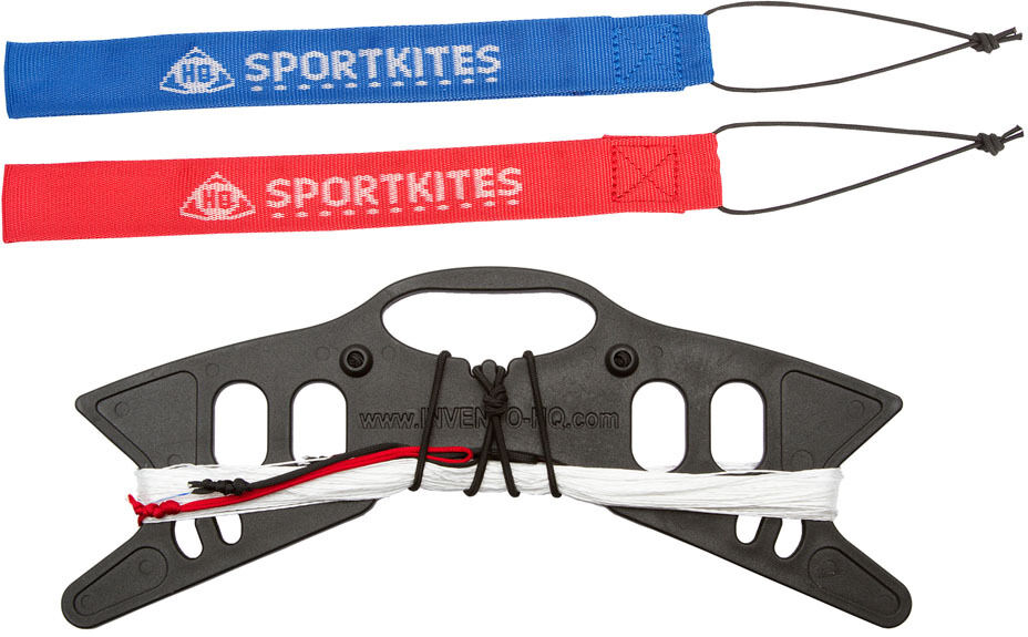 Das Bild zeigt Zubehör für den Kinder-Lenkdrachen »Limbo II Lava«. Es besteht aus einem Handgriff mit darauf aufgezogener Drachenschnur sowie zwei farbigen Steuerbändern in rot und blau. Der Handgriff ist schwarz und enthält die Markierung 'HB SPORTKITES'.