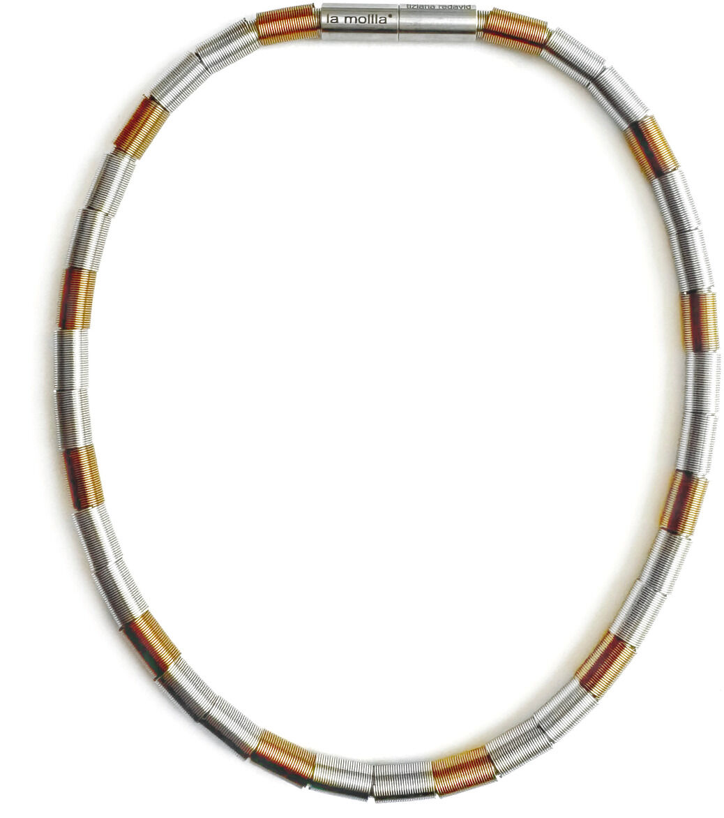 Ein modernes Collier namens »CUT«, das aus zylinderförmigen Edelstahl- und bronzefarbenen Segmenten besteht. Es ist minimalistisch und elegant gestaltet und eignet sich sowohl für Männer als auch Frauen als stilvolles Modeaccessoire.