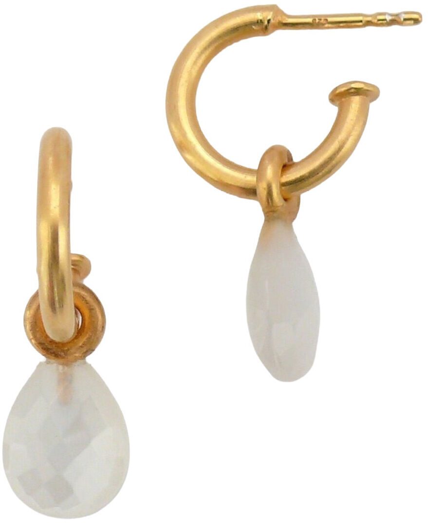 Creolen »Goldplattiert mit Mondstein Briolett« von Dorle Pätzold Schmuck, zwei Ohrringe mit goldplattiertem Ring und je einem tropfenförmig facettierten weißen Mondstein-Anhänger; schlicht, edel und modern vor weißem Hintergrund fotografiert.