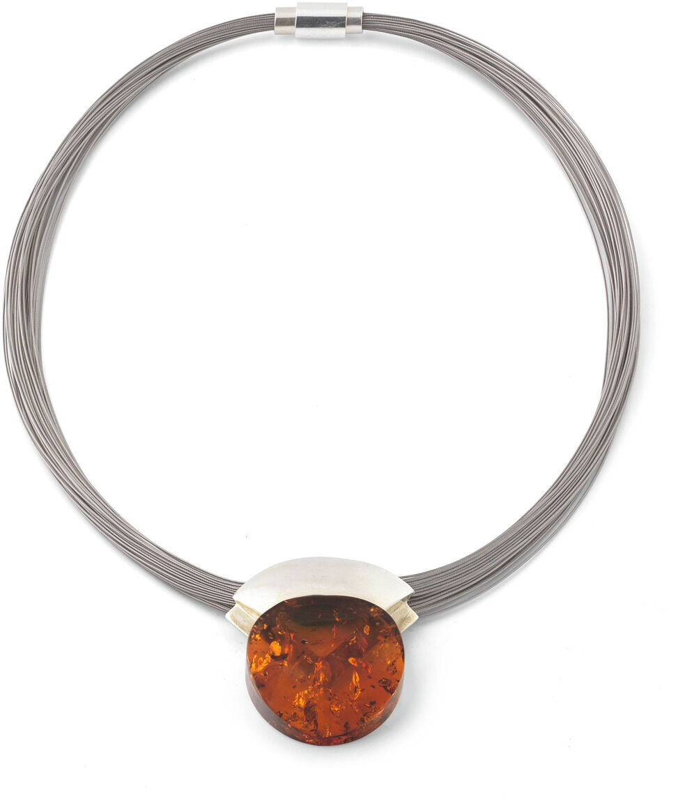 Bernsteincollier »Gaia« mit einem runden Bernsteinanhänger und einem mehrsträngigen silbernen Halsband. Der detailreiche und schimmernde orangefarbene Bernstein wird von einer silbernen Fassung gehalten.