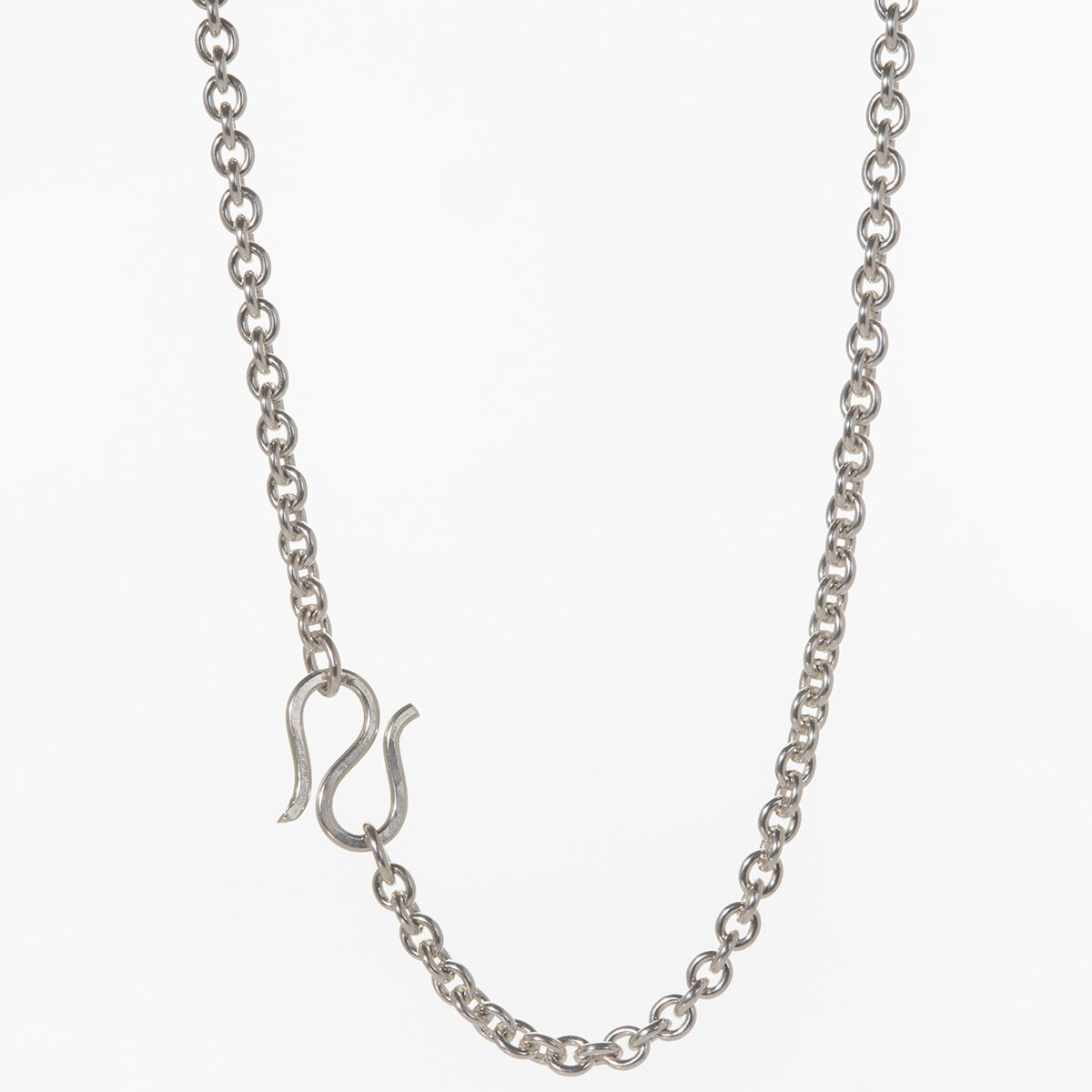 Detailliert fotografierte, glänzende Ankerkette aus massivem 925er Silber der Marke Anke Gralfs, Länge 45 cm mit ovalen, regelmäßig geformten Gliedern und formschönem S-Haken-Verschluss. Schlichte, maritime Optik auf weißem Hintergrund, ohne Anhänger dargestellt.