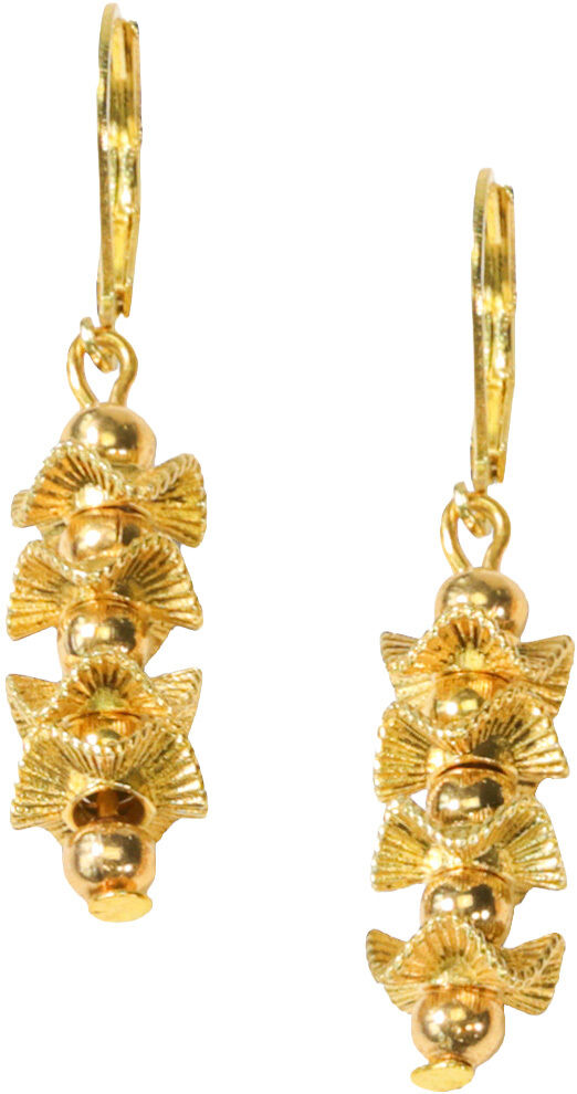 Zwei vergoldete Ohrhänger aus 24 Karat veredeltem Messing im exklusiven Fächer-Design von Petra Waszak für Ars mundi. Die Ohrhänger bestehen aus aufgereihten, kleinen goldenen Fächerelementen und kugelförmigen Details, glänzend verarbeitet, elegant und dekorativ.