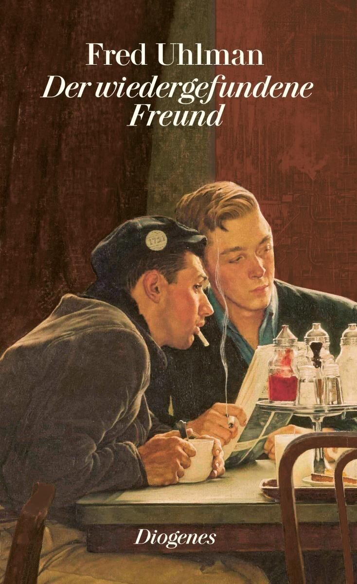 Das Buchcover von 'Der wiedergefundene Freund' von Fred Uhlman zeigt zwei junge Männer, die an einem Tisch in einem Café sitzen. Sie tragen Kleidung aus der Zeit des Zweiten Weltkriegs und lesen intensiv in einem Buch. Auf dem Tisch befinden sich mehrere Getränke. Der Hintergrund ist in Braun- und Rottönen gehalten.