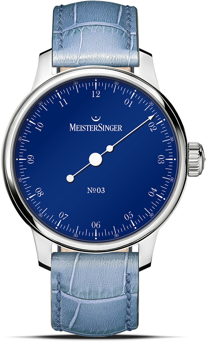 Elegante Automatikuhr ZEIT-Sonderedition »N°03« von MeisterSinger mit tiefblauem Zifferblatt, weißer Beschriftung, typischen zweistelligen Stundenziffern und einem Einzeiger. Gehäuse aus poliertem Edelstahl, Armband hellblau mit Krokoprägung.