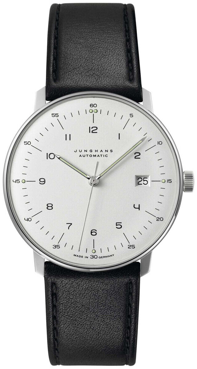 Die Herrenuhr »Max Bill Automatic« von Junghans zeigt ein rundes, versilbertes, mattes Zifferblatt mit arabischen Zahlen, Datumsanzeige und klarer Minuterie. Das Gehäuse besteht aus Edelstahl, das Uhrglas ist leicht gewölbt. Schwarzes Kalbslederarmband mit feiner Naht.
