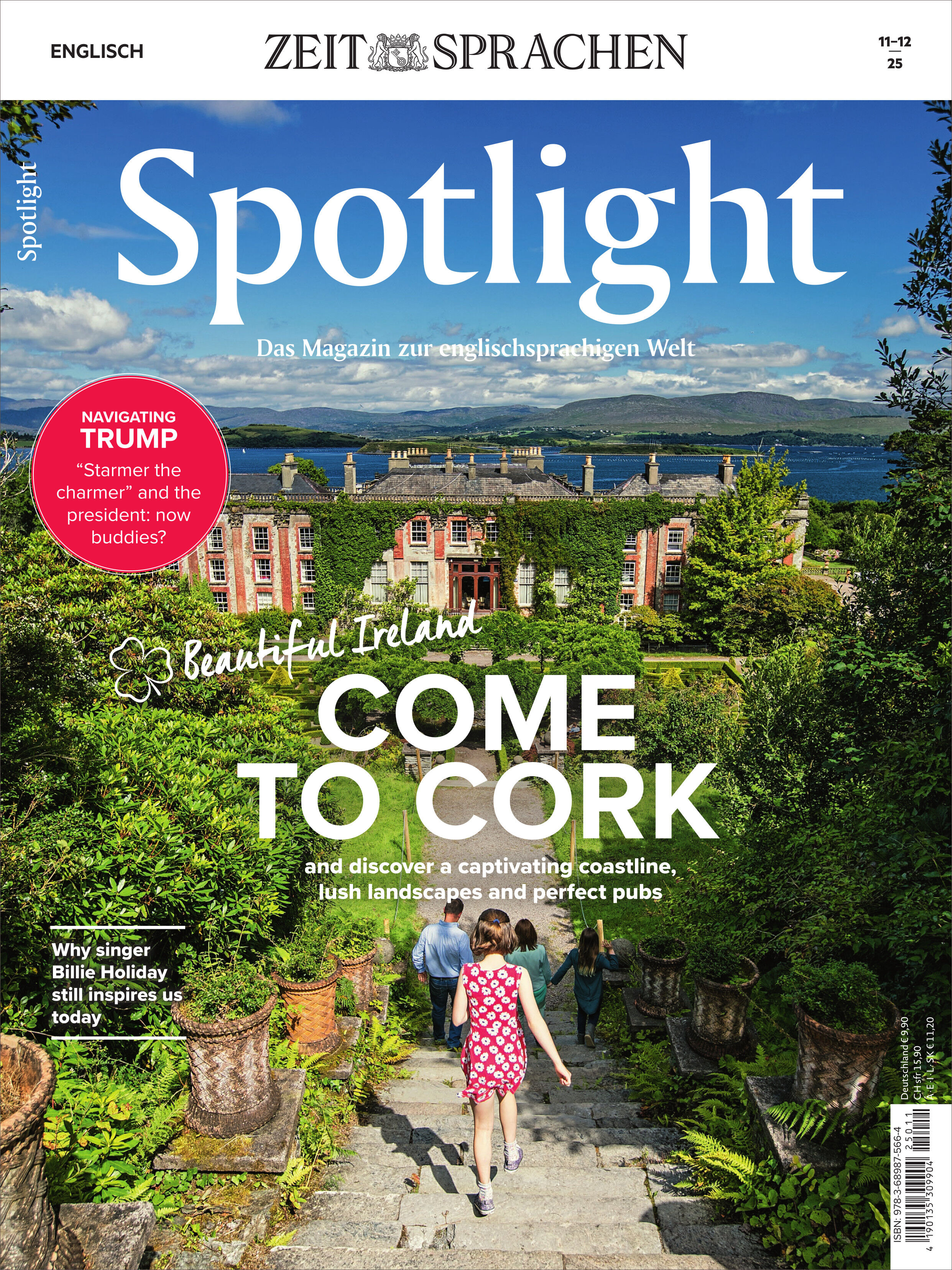 Titelbild des Sprachmagazins Spotlight Ausgabe 11/2025, mit einem sonnigen Garten in Irland, einer historischen Villa im Hintergrund, mehreren Personen, die Richtung Haus gehen, und dem Haupttitel 'Come to Cork'. Das Cover hebt die Themen Englisch lernen, Irland-Reise, Kultur und Landschaft hervor.