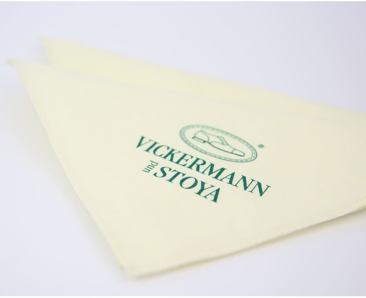 Ein Lederpflege-Set der Marke Vickermann und Stoya mit dem Aufdruck in grüner Schrift auf einem weißen Tuch. Ideal zur Pflege und Reinigung von Lederschuhen und anderen Lederwaren. Inklusive Online-Pflegekurs.