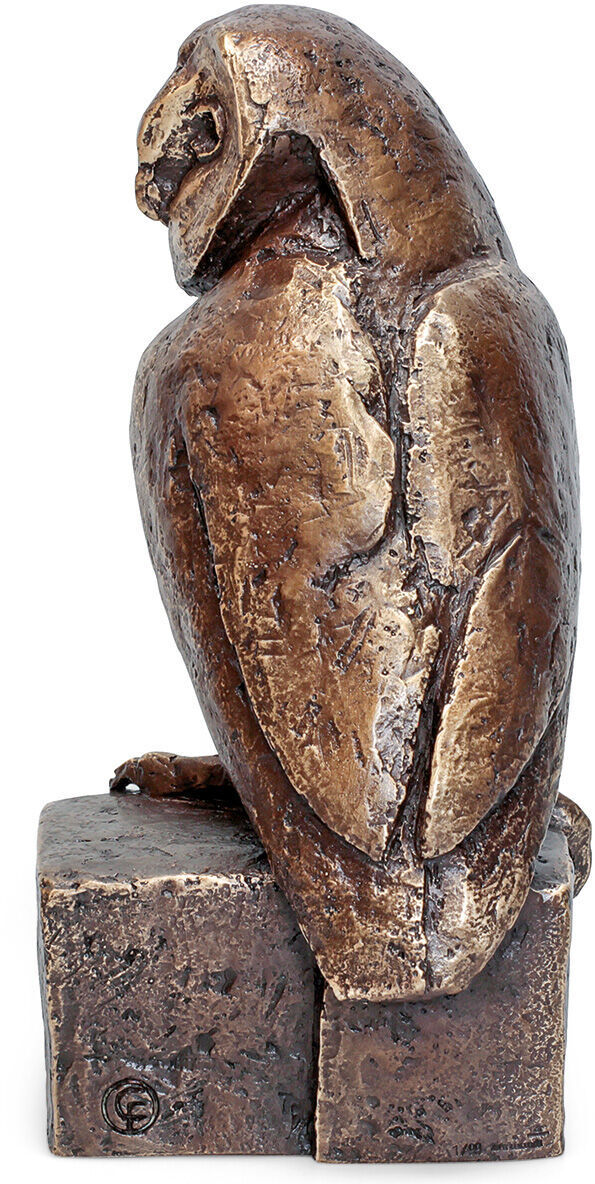 Bronzeskulptur einer Schleiereule, geschaffen von Christoph Fischer im Jahr 2022. Die detaillierte Figur zeigt die Eule, die auf einem quadratischen Sockel sitzt, mit präzisen Texturen und Verarbeitungen auf der Oberfläche.