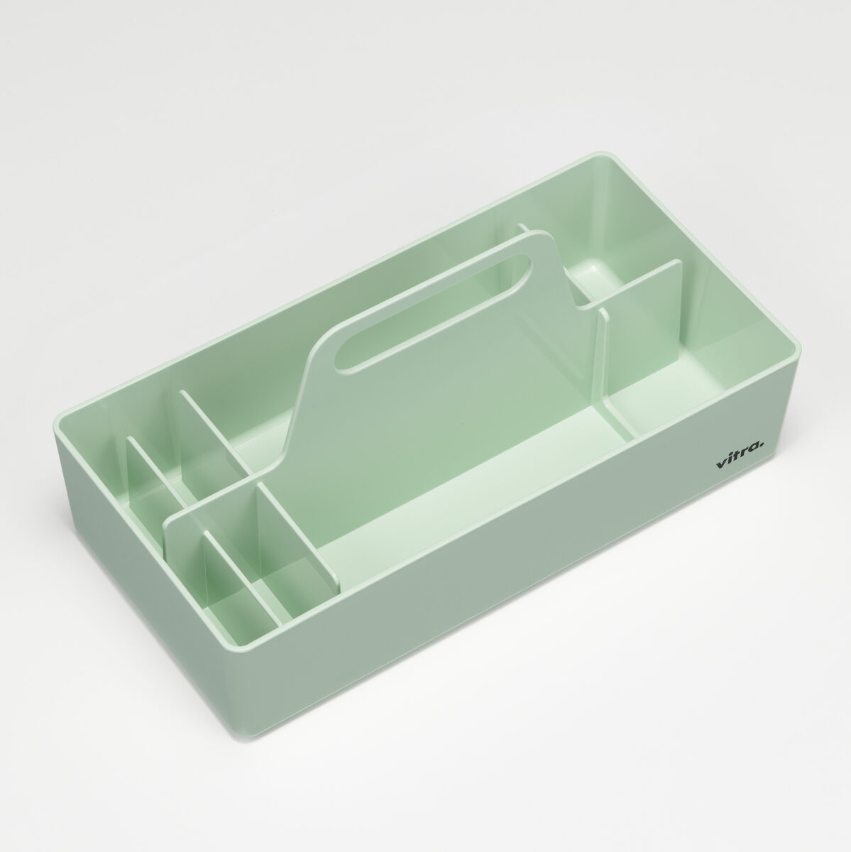 Ein minimalistischer, hellgrüner Werkzeugkasten aus Kunststoff mit mehreren Fächern und einem Tragegriff. Ideal zur Aufbewahrung und Organisation von Werkzeugen oder Bastelutensilien.