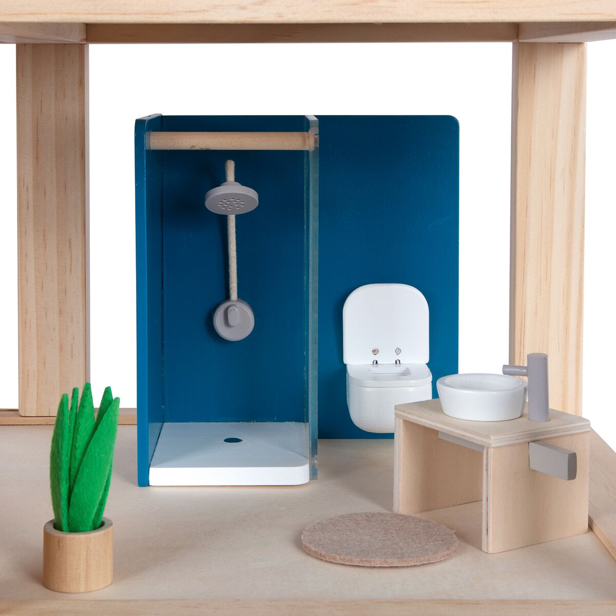 Ein Puppenhaus-Badezimmer aus Holz mit einer blauen Duschkabine, einer weißen Toilette, einem modernen Waschbecken, einem kleinen runden Teppich und einer grünen Pflanze. Die Miniaturmöbel sind kindgerecht gestaltet und fördern kreatives Spielen.