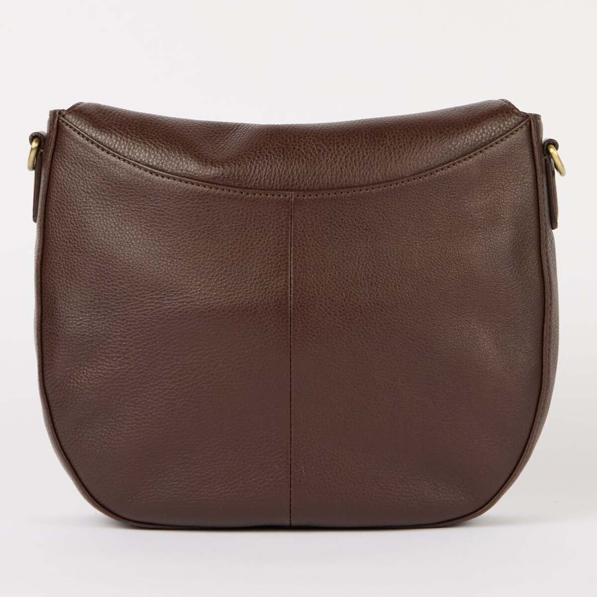 Braune Umhängetasche aus glattem Material mit schlichtem Design, abgebildet vor hellem Hintergrund. Die Tasche hat eine leicht abgerundete Form und wirkt geräumig, ideal für den täglichen Gebrauch.