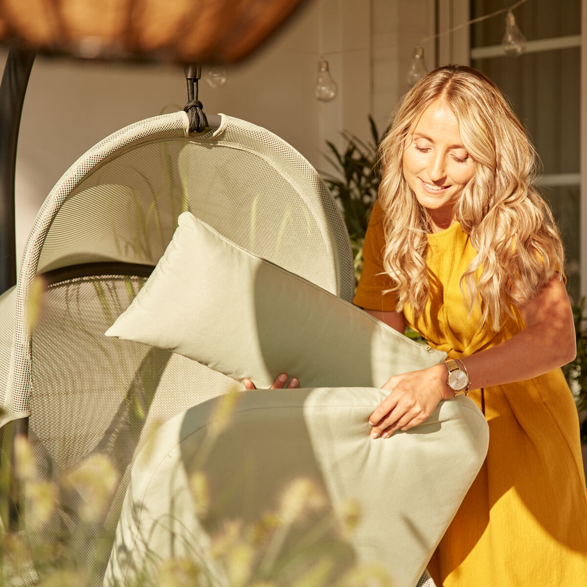 Detailreicher Hängesessel »Yobaya« der Marke Siena Garden, Variante light green. Großzügiger, ovaler Korb aus offenporigem Polyester AIR MESH in Hellgrün schwebt an einem robusten, pulverbeschichteten Stahlgestell in Schwarz. Modernes Design, passt ideal in Garten oder auf Balkon.