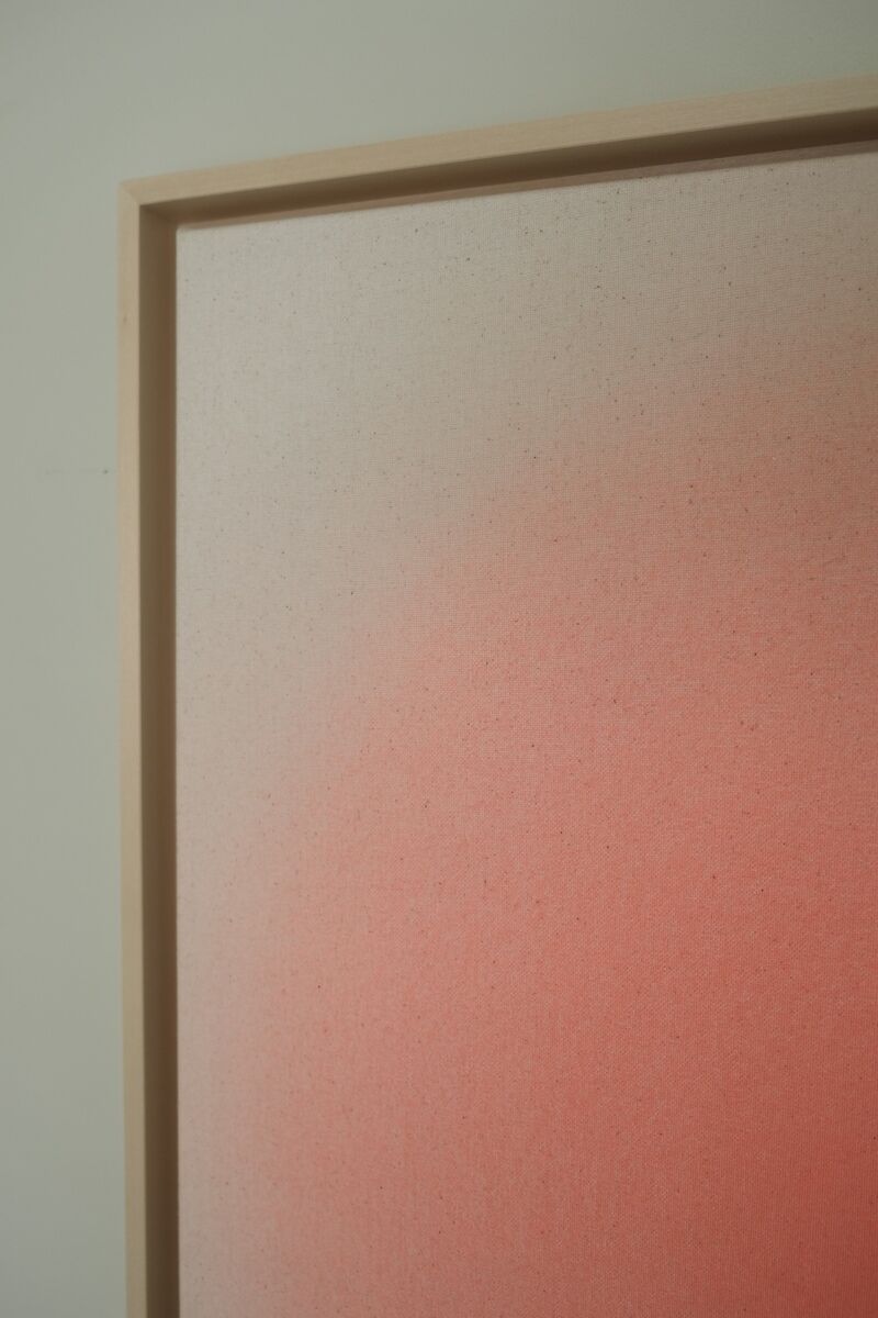 Ein minimalistisch gestaltetes Kunstwerk mit Farbübergang von Aprikose zu Beige, umrahmt von einem schlichten Holzrahmen. 