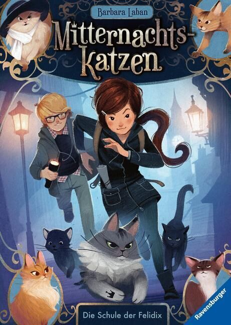 Cover des Buches 'Laban, Barbara: Mitternachtskatzen, Band 1: Die Schule der Felidix'. Zwei Kinder und mehrere Katzen rennen durch eine nächtlich beleuchtete Straße. Eine magische Atmosphäre durchzieht das Bild.
