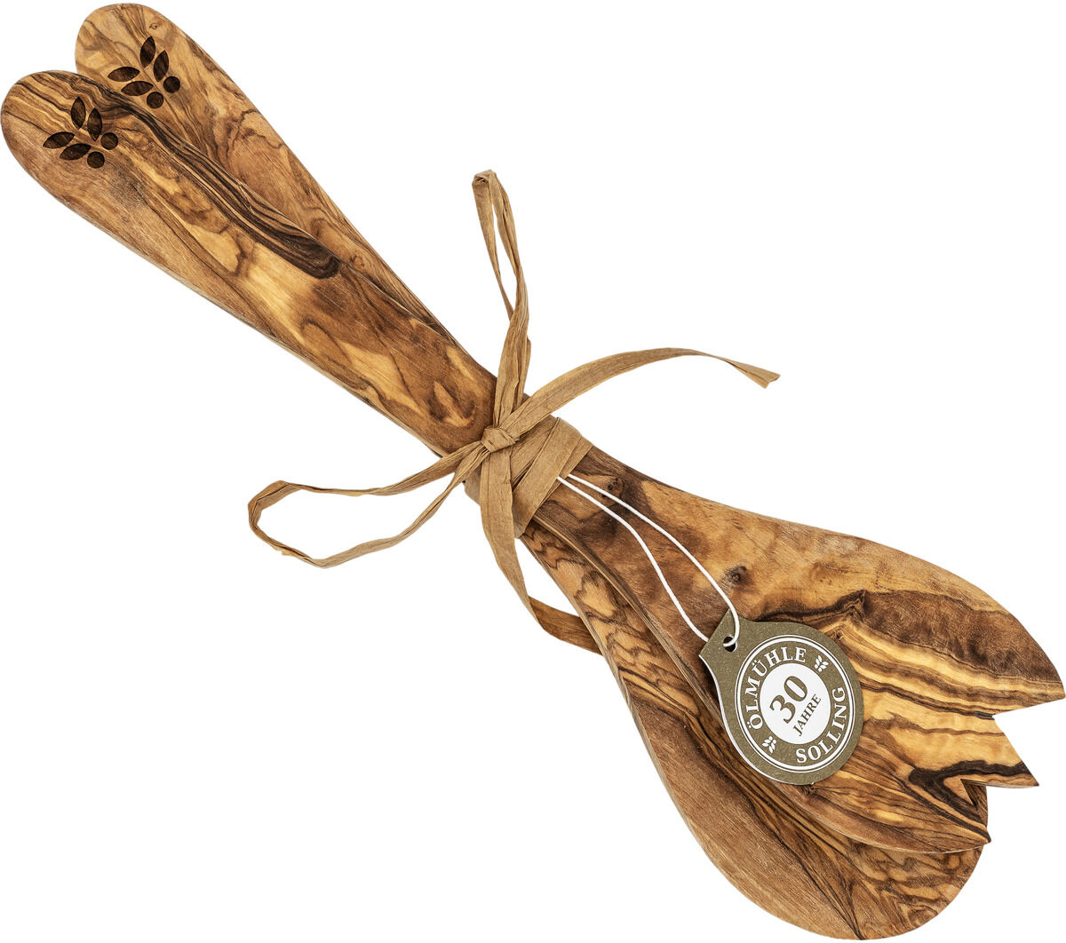 Zwei handgefertigte Salatbestecke aus gemasertem Olivenholz, mit naturfarbener Kordel gebunden und Anhänger "30 Jahre Ölmühle Solling", liegen auf weißem Hintergrund. Die einzigartige Maserung und die geschwungenen Formen sind deutlich sichtbar.