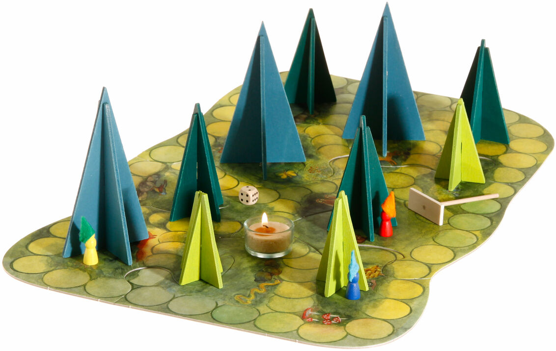 Das Bild zeigt das Brettspiel 'Waldschattenspiel'. Der Spielplan stellt einen Pfad mit grünen, grauen und gelben Feldern dar. Es gibt mehrere dreidimensionale Tannenbäume und Holzfiguren in verschiedenen Farben. In der Mitte des Spielplans befindet sich ein Teelicht, das Schatten wirft, und ein weißer Würfel liegt daneben.
